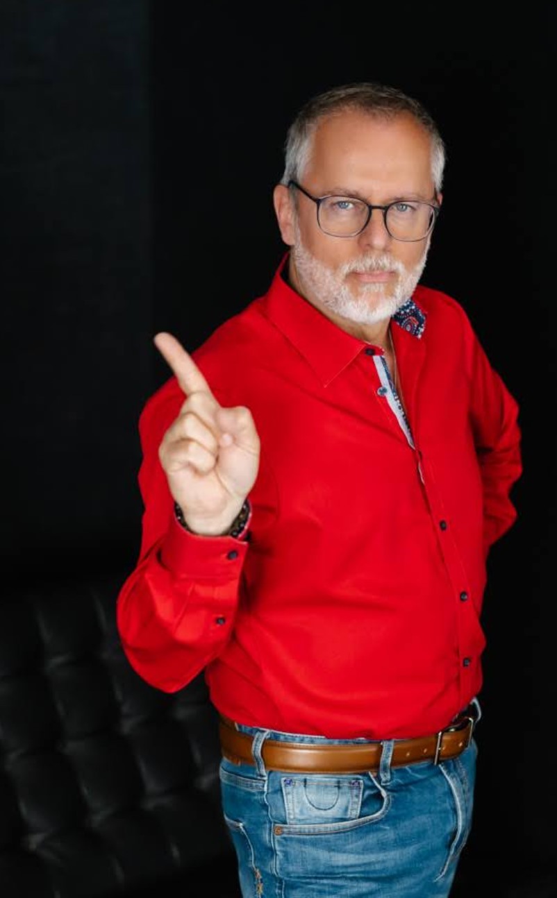 Reichl-Furthner-Wolfgang-rot-Fingerzeig Wolfgang Reichl-Furthner - fingerzeig